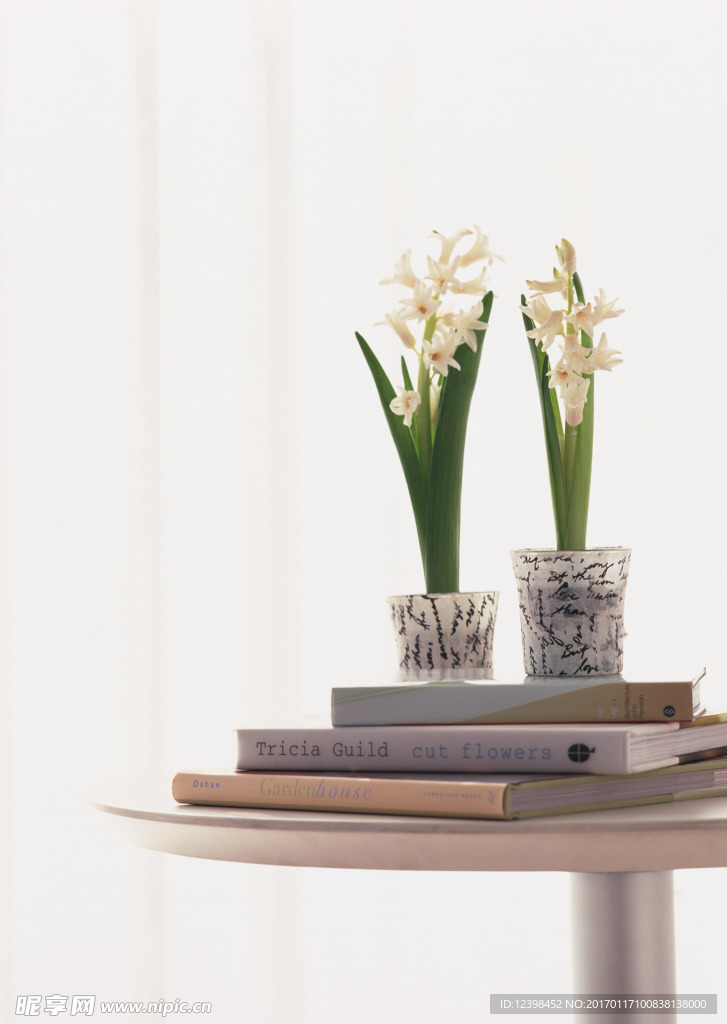 书桌上的水仙花