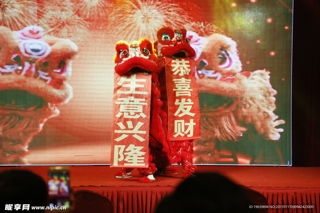 新年舞狮送祝福