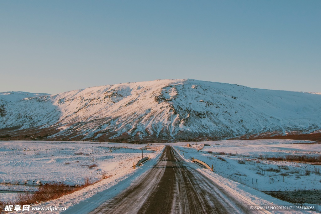 通往雪山的马路