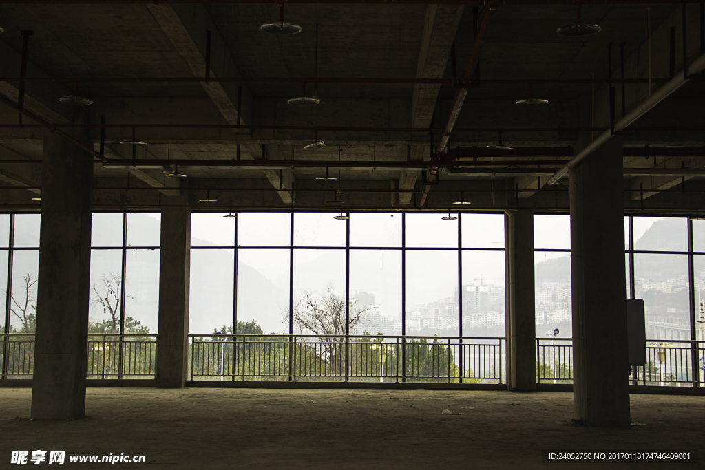 场地仓库未装修门店落地窗