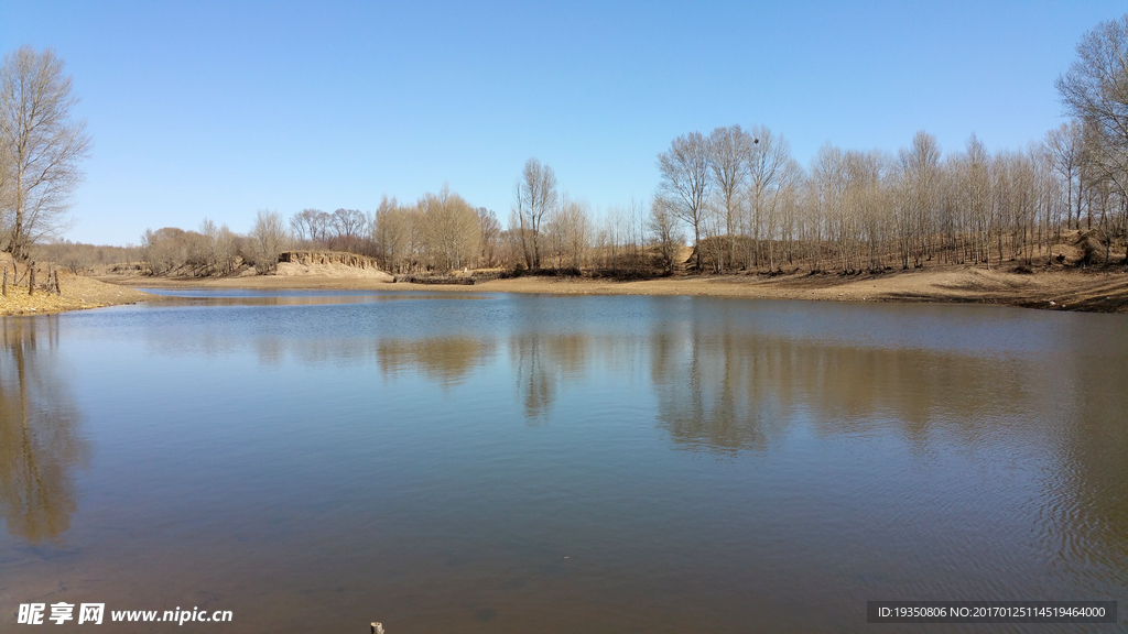 初春 蓝天 湖水