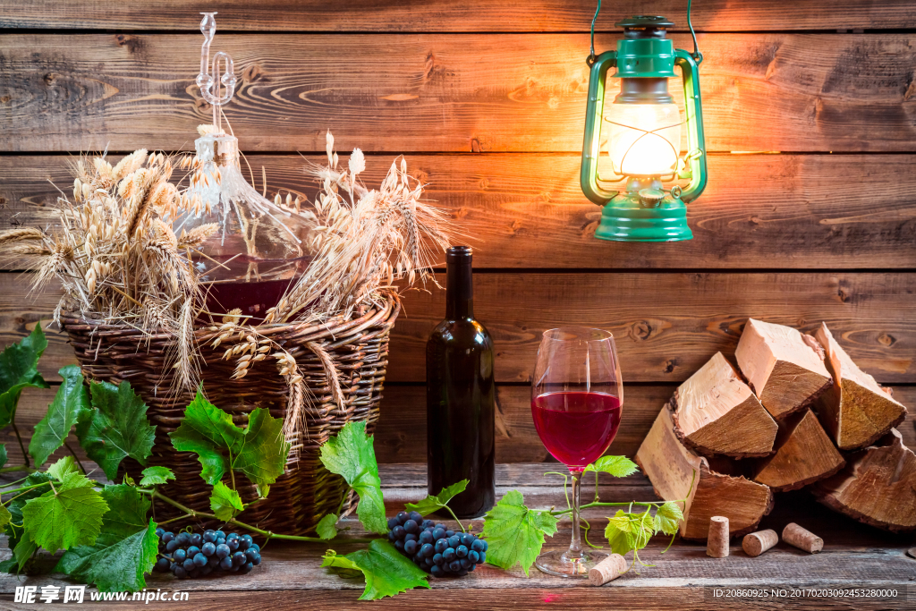 木板上的葡萄酒图片