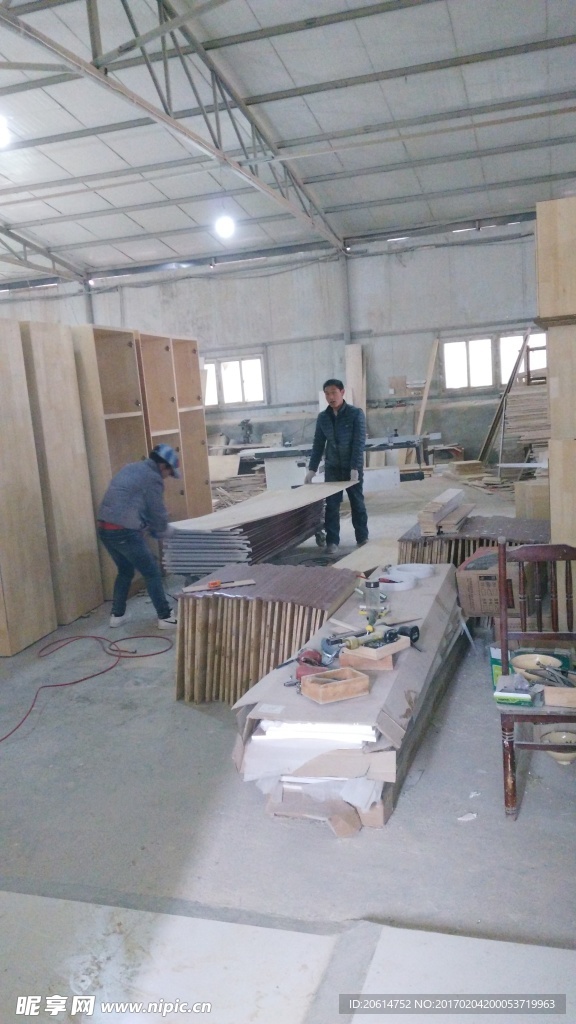 工作中的家具厂工人