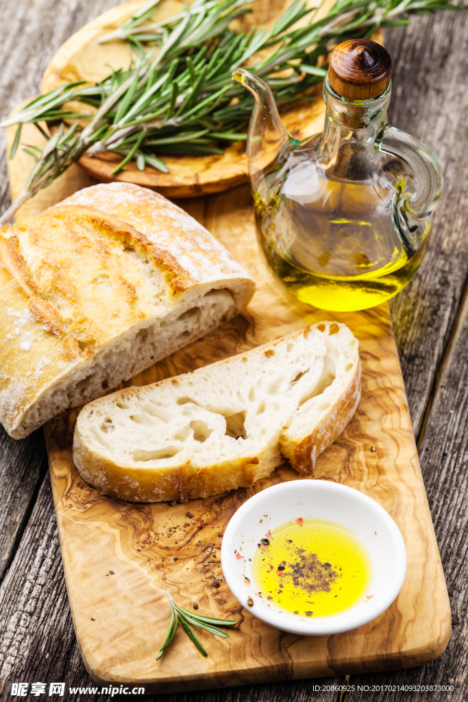 木板上的面包图片