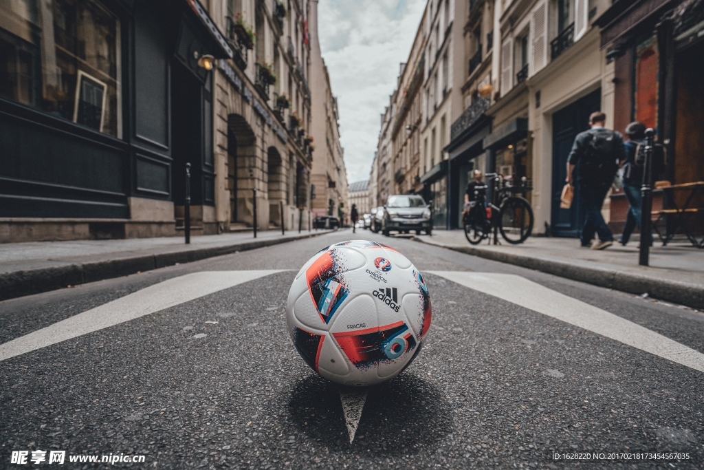 ADIDAS欧洲杯比赛用球广告
