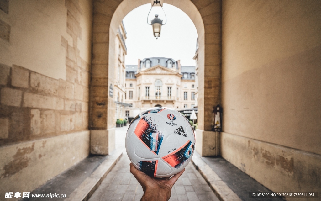 ADIDAS欧洲杯比赛用球广告