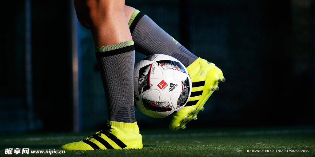 ADIDAS德甲比赛用球广告