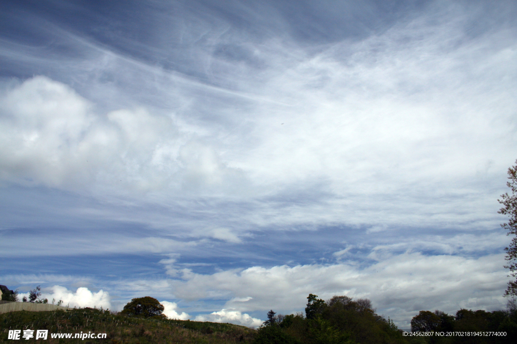蓝天白云一片晴