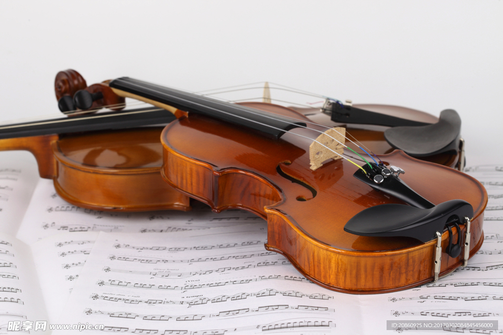 大提琴和乐谱图片