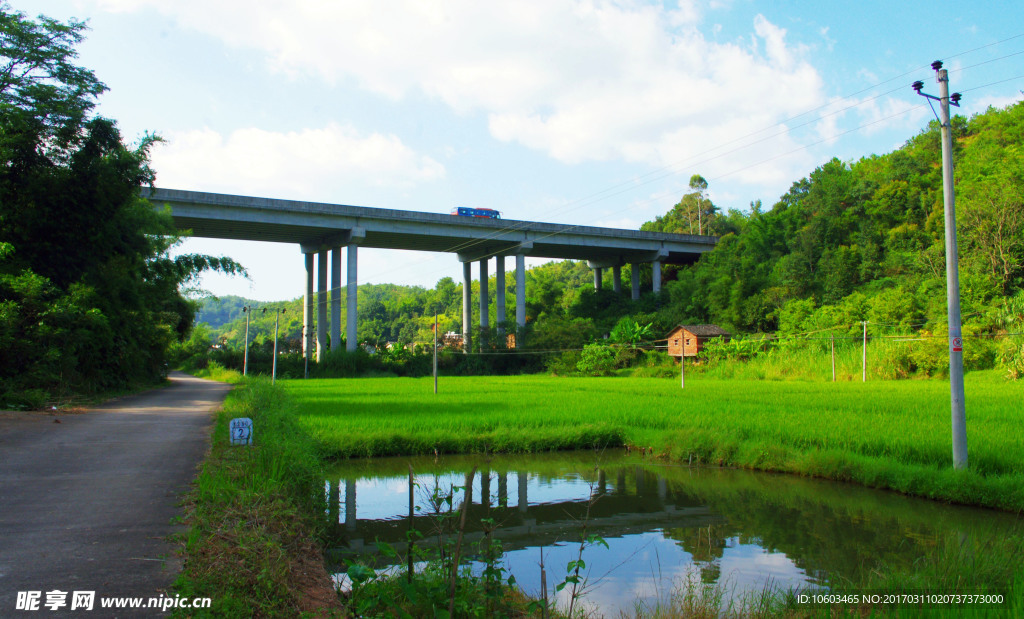 高速路桥 横跨天暂