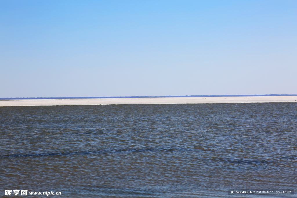 湖与冰与蓝天的交接