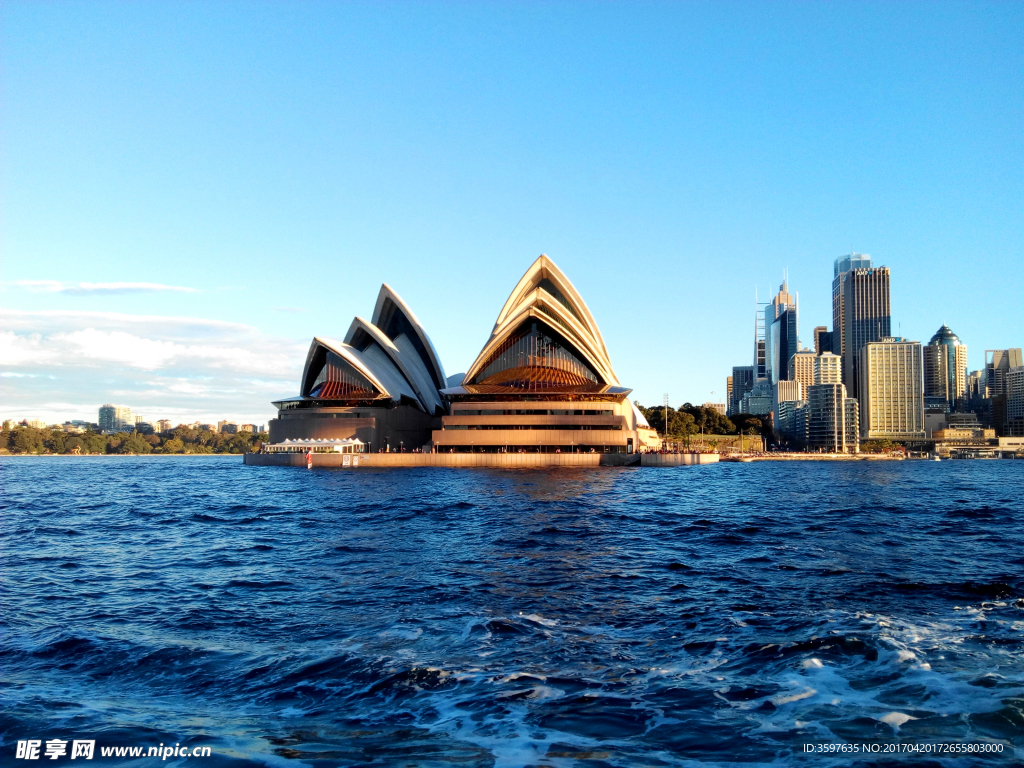 岸上的悉尼歌剧院