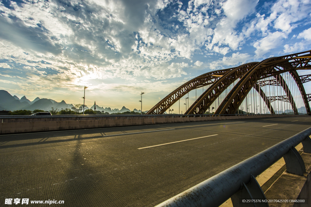 夕阳下的桂磨大桥