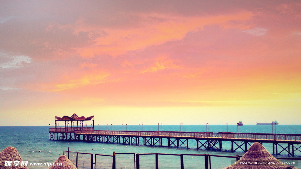 夕阳下的码头美景