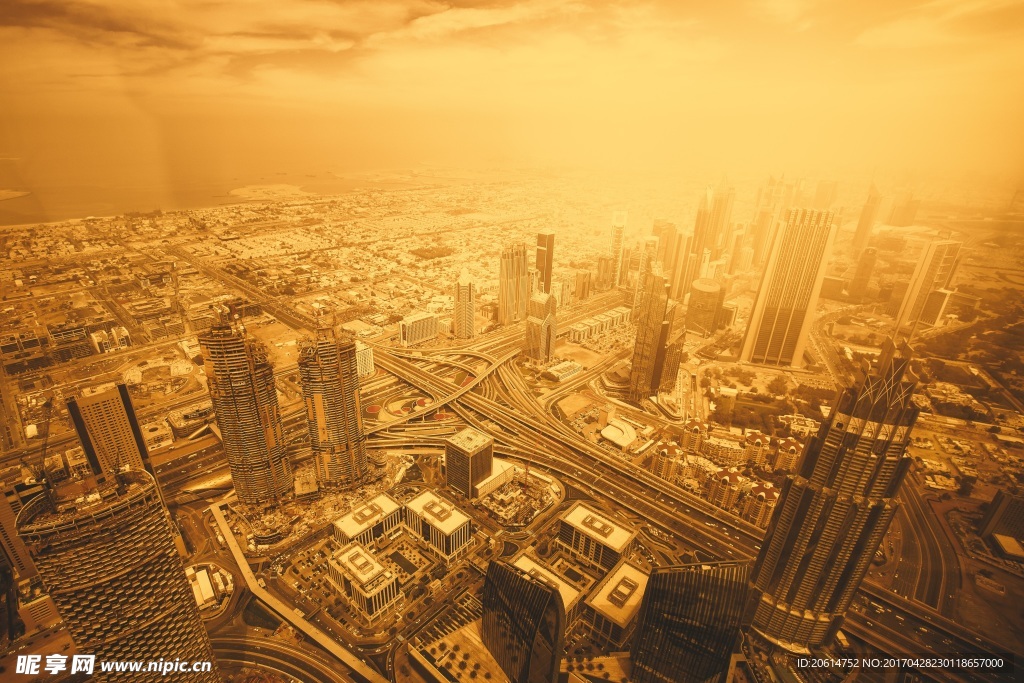 夕阳下的城市建筑