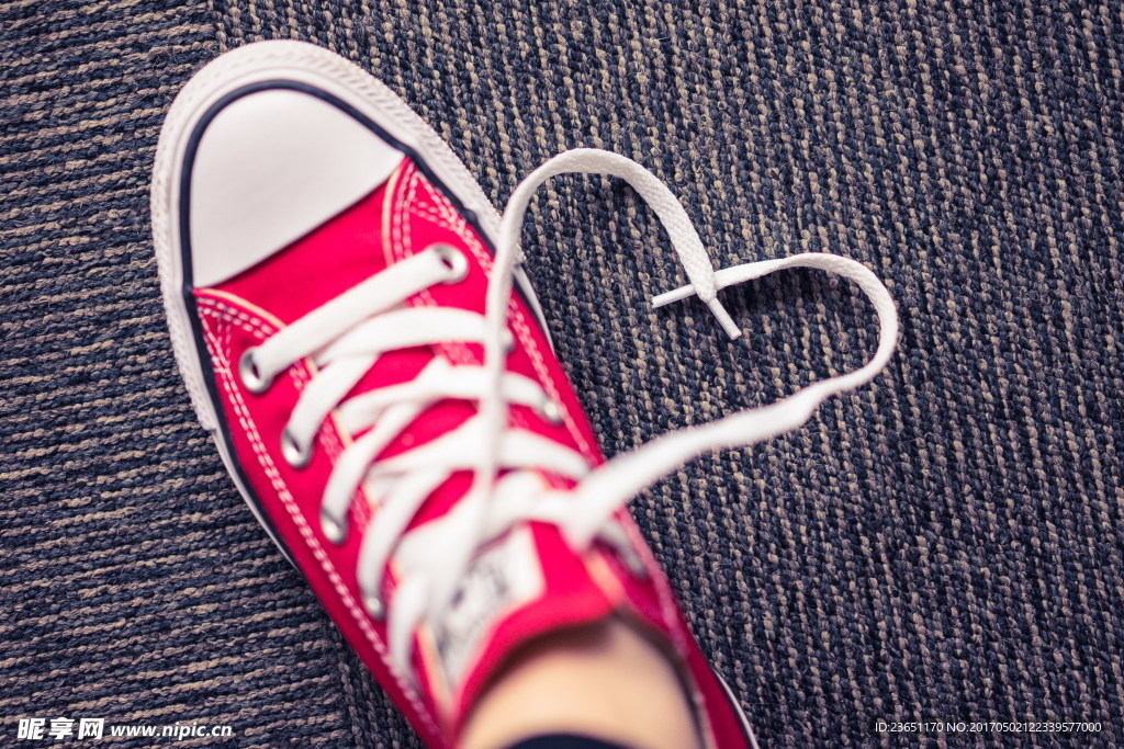 一只红色休闲板鞋