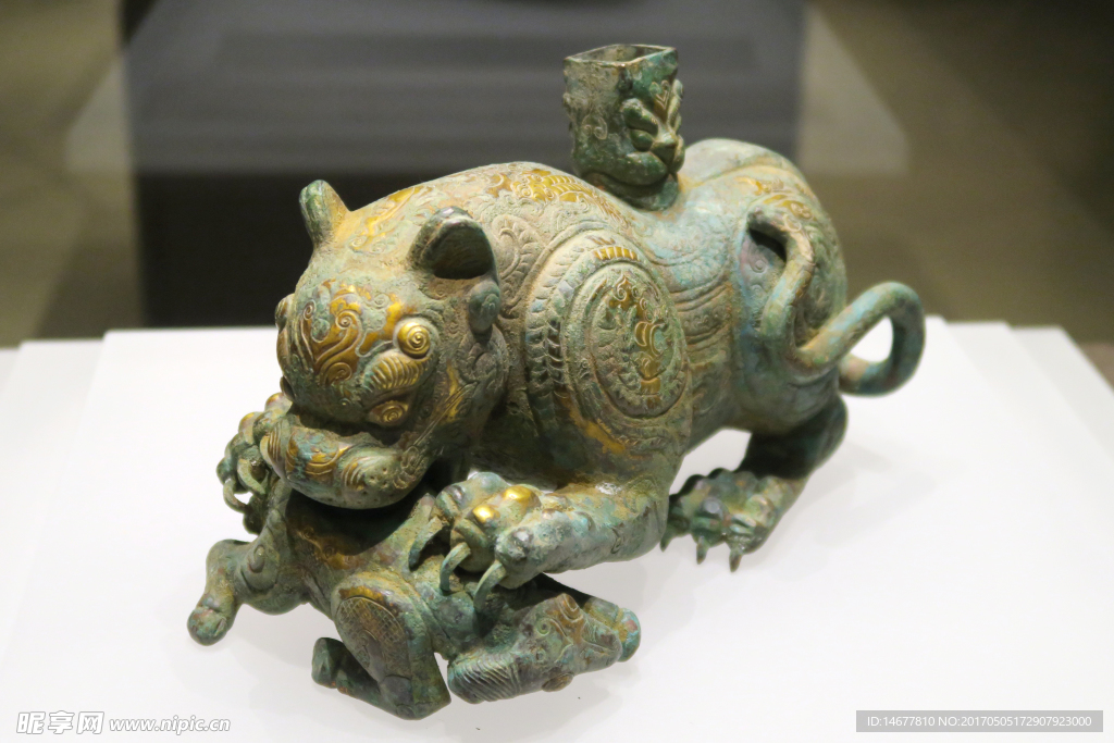 甘肃博物馆青铜鎏金虎噬羊形器座