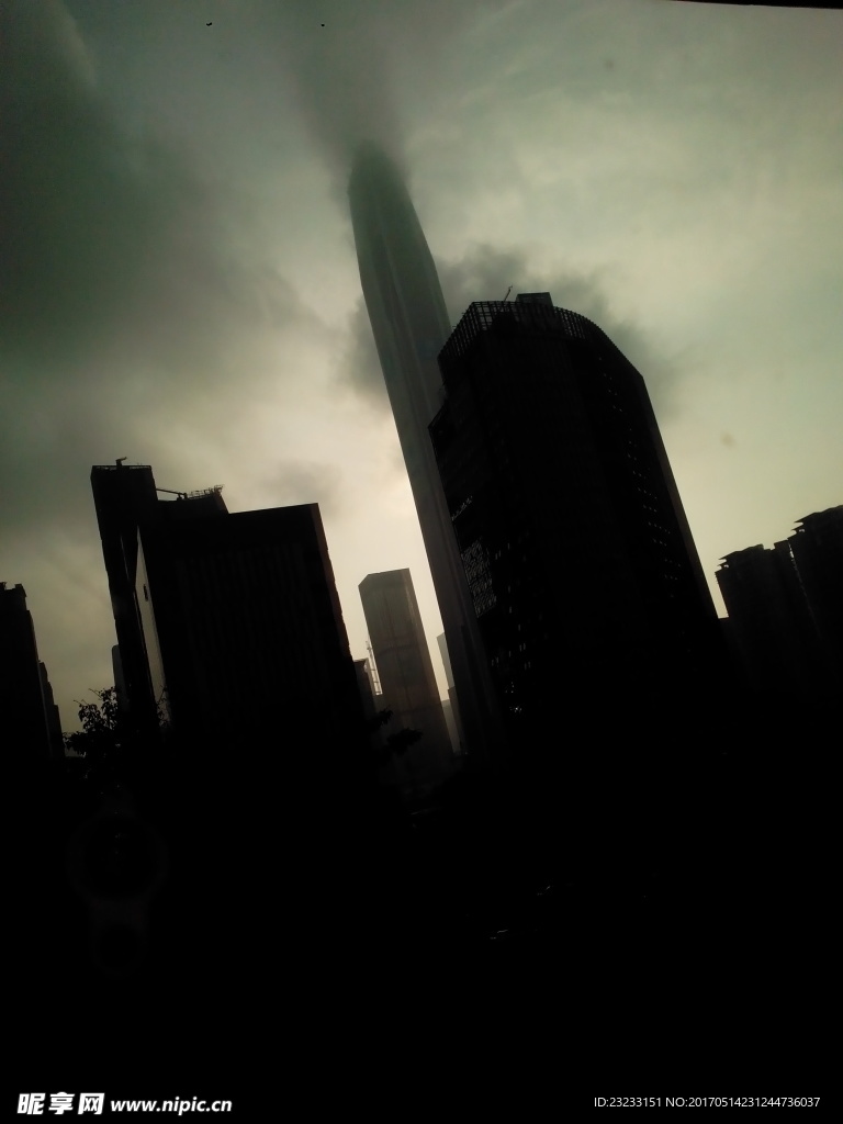 雾锁深圳平安金融大厦