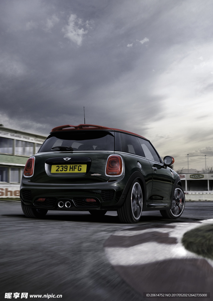 疾驰而过的汽车