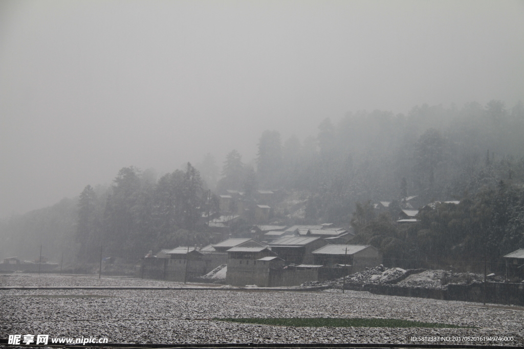 瑞雪笼罩极边小村庄