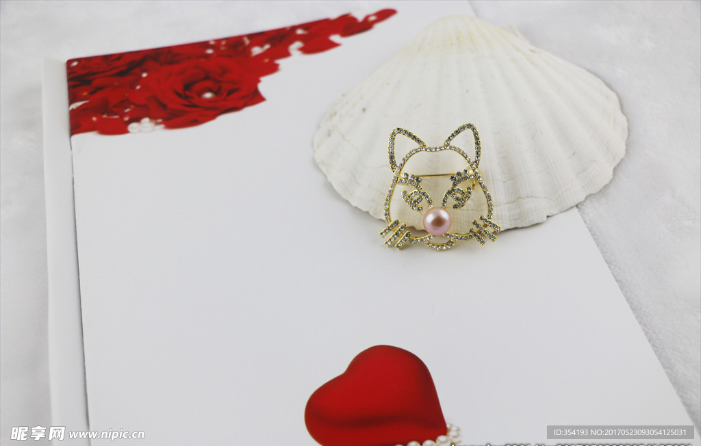 超清摄影珍珠胸针