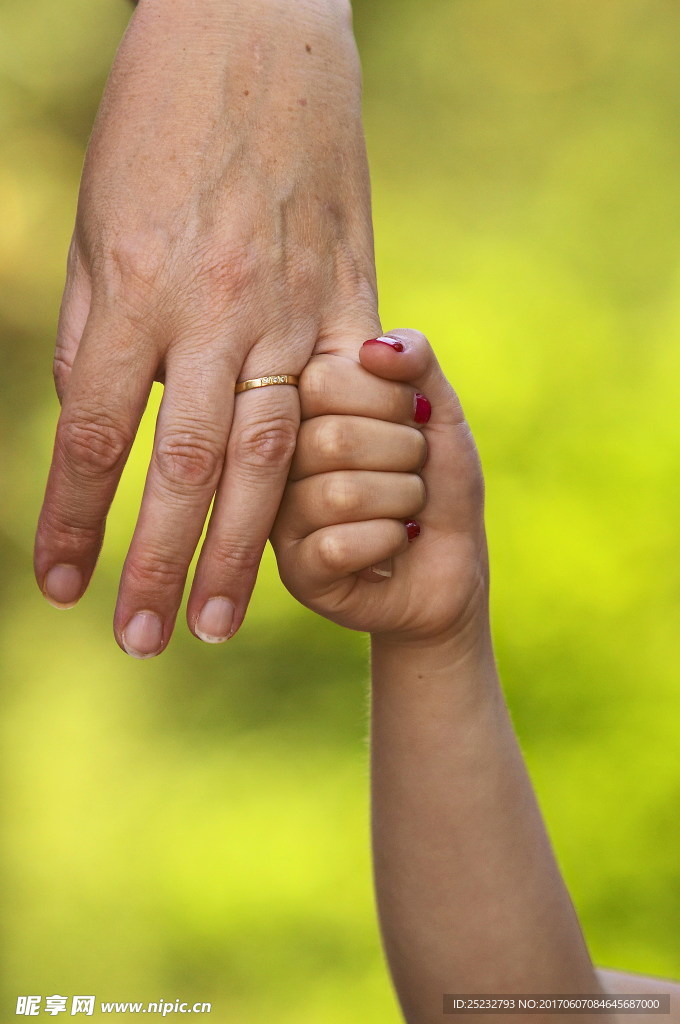 小手牵大手温馨