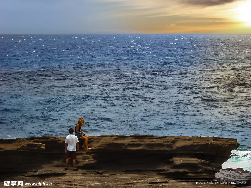 两个人看大海波涛