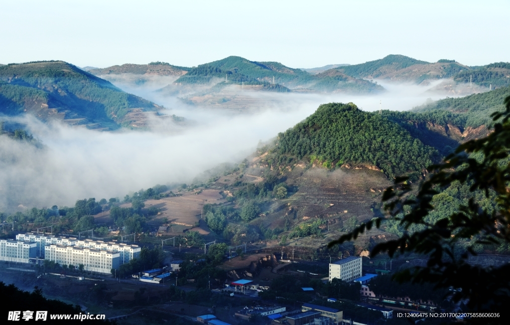 云山雾海延安蟠龙