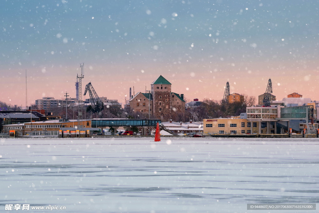 芬兰下雪的城市图片
