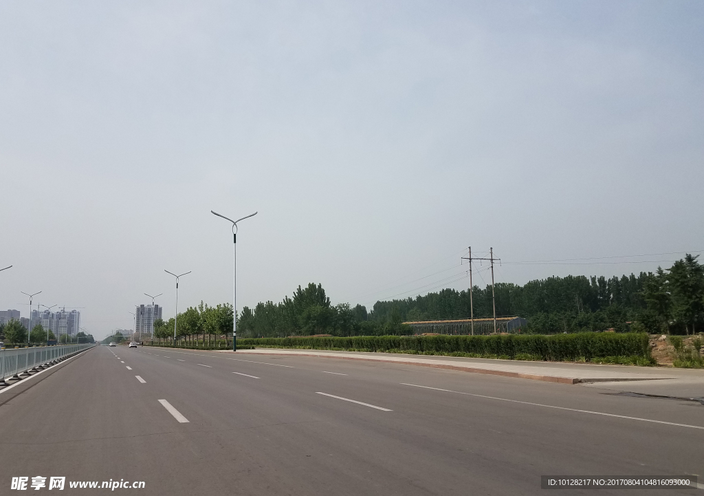 没有候车亭的公路