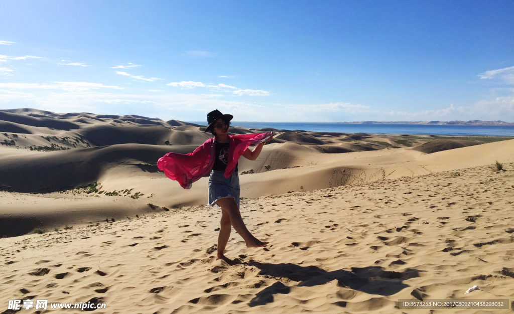 青海湖沙岛上的美女背影
