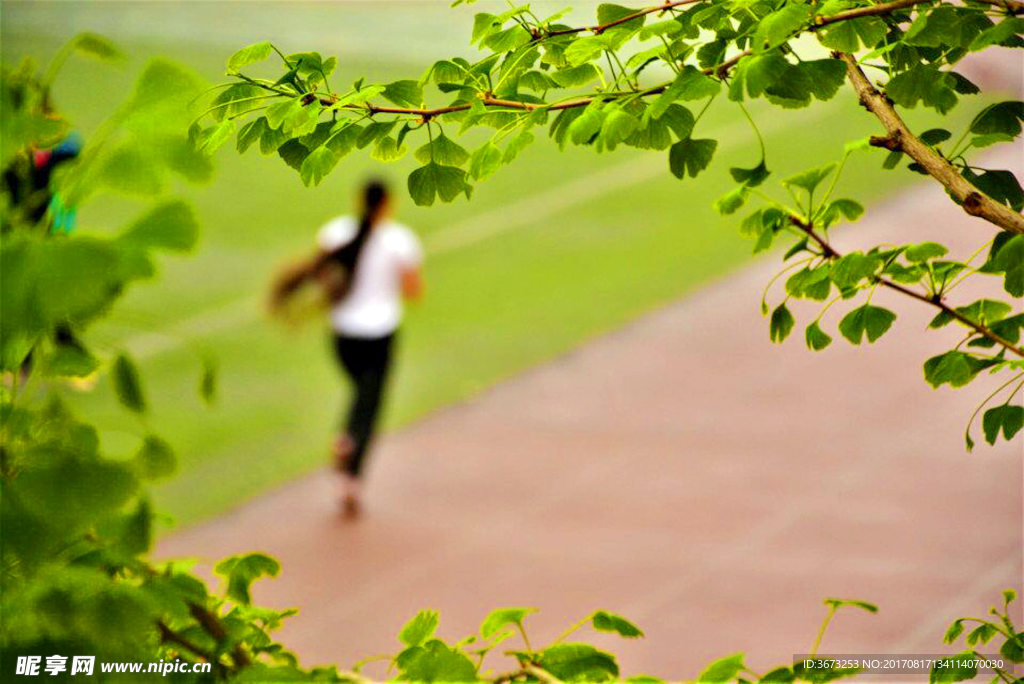 操场跑步的女孩背影