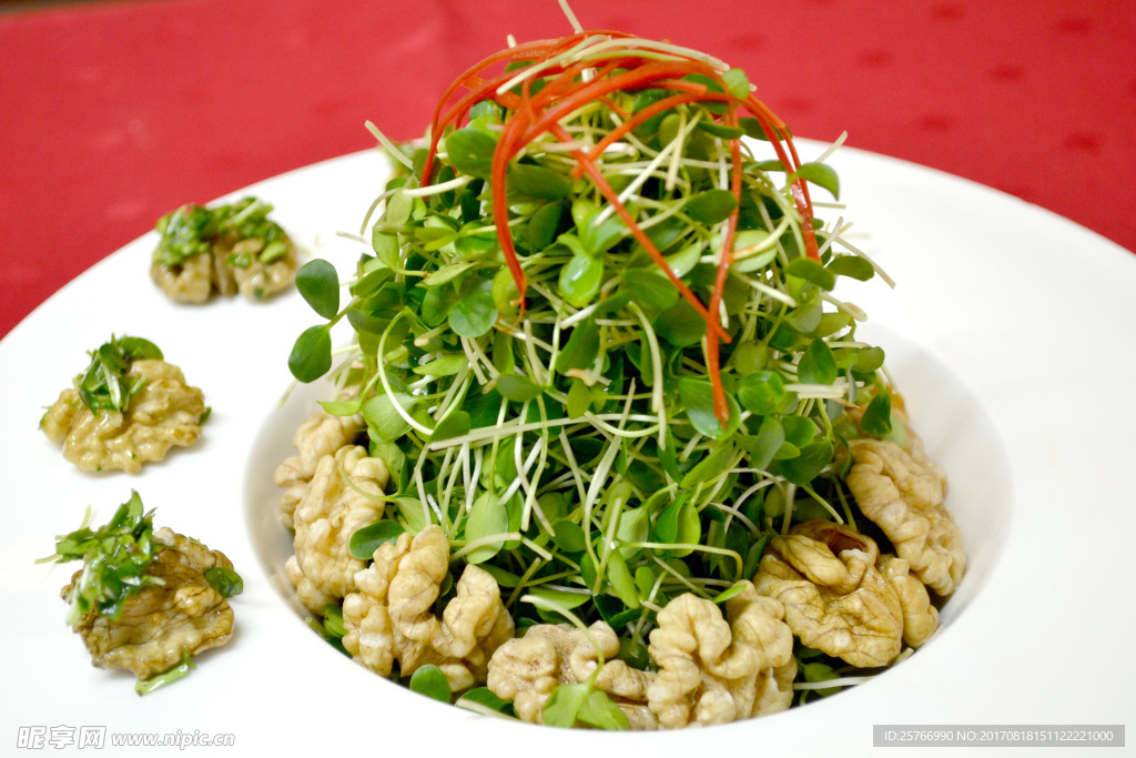 清爽豆苗拌核桃