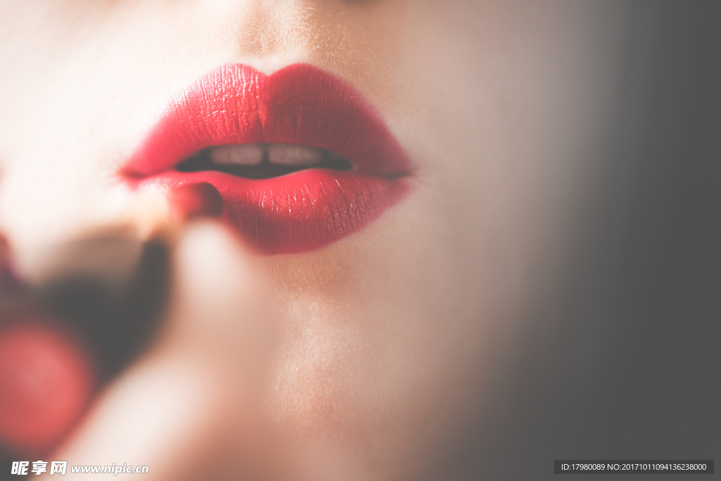 红唇女孩