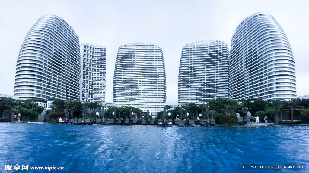 双月湾无边泳池