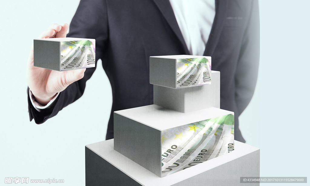 男人手拿钱方块儿积木