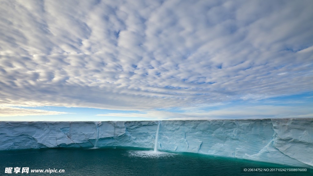 天空下的河里风景