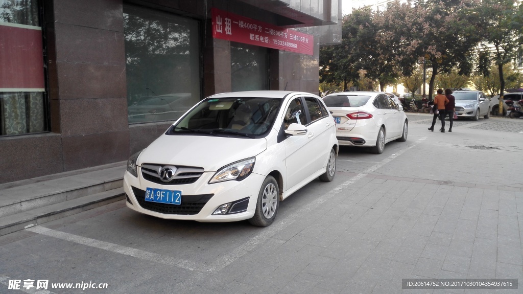 停在路边的汽车