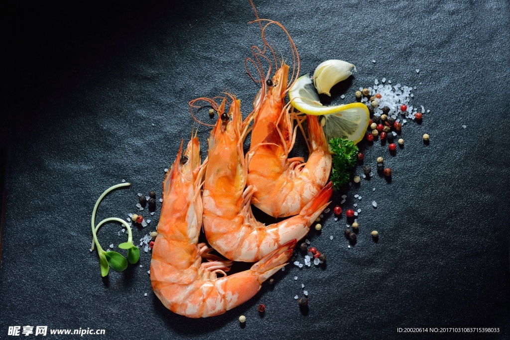 简洁的三只干虾