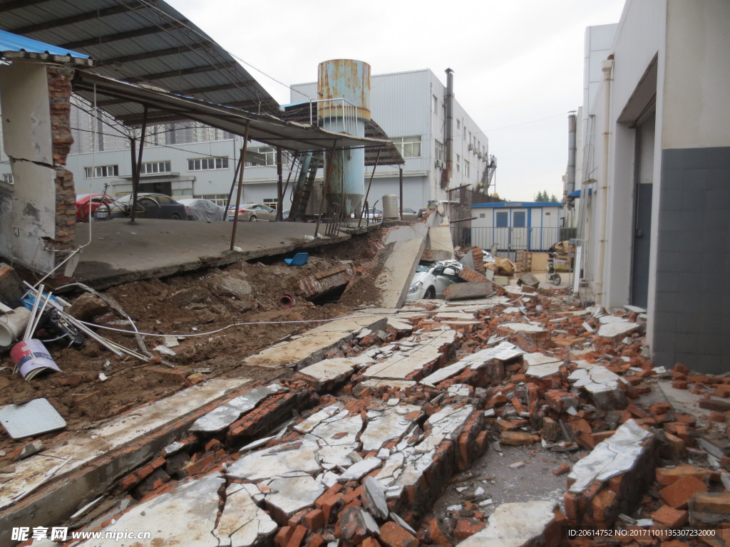 垮塌的围墙建筑