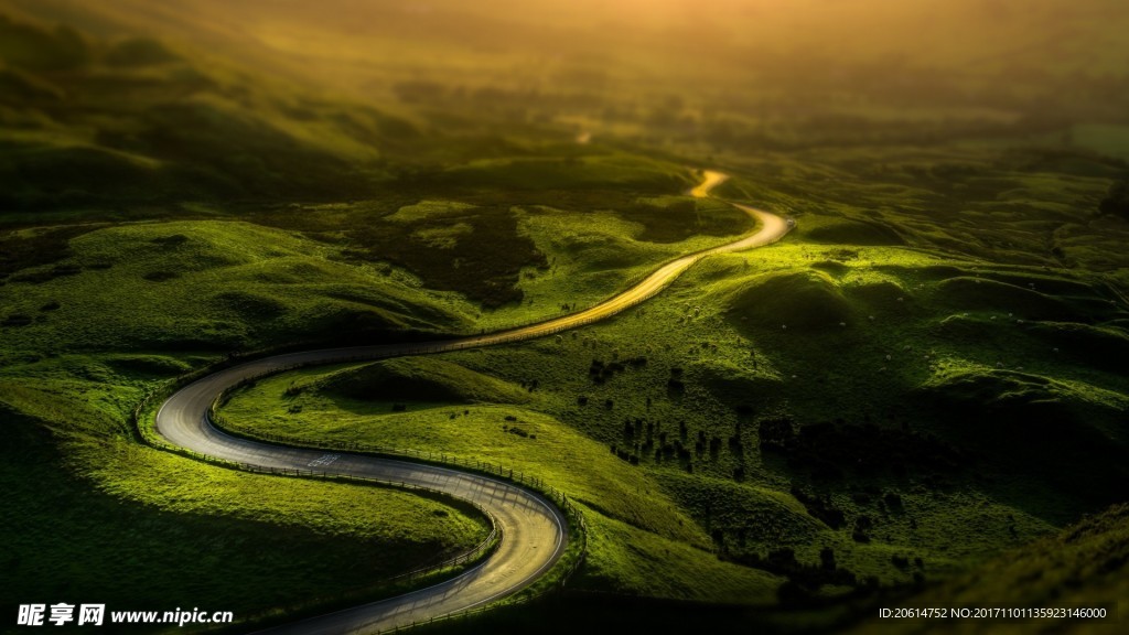 夕阳下的盘山路