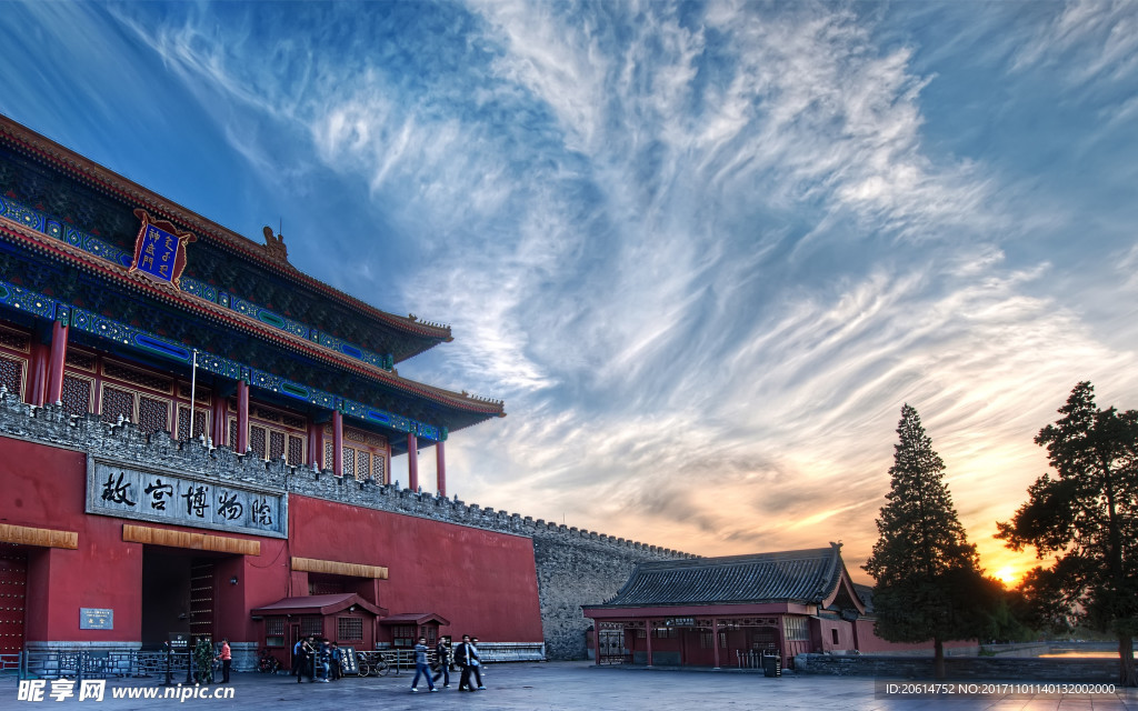 日暮下的宫殿建筑