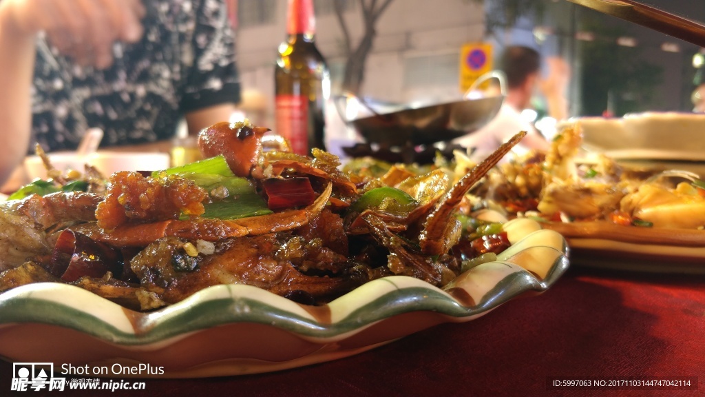 学生街大排档小吃香辣蟹