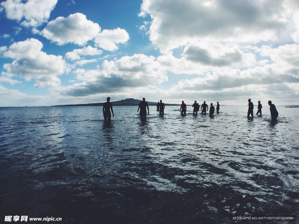 水中嬉戏的人们