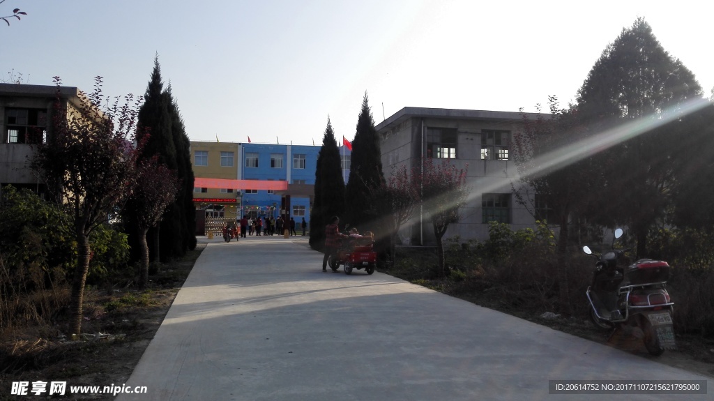 夕阳下的道路风光