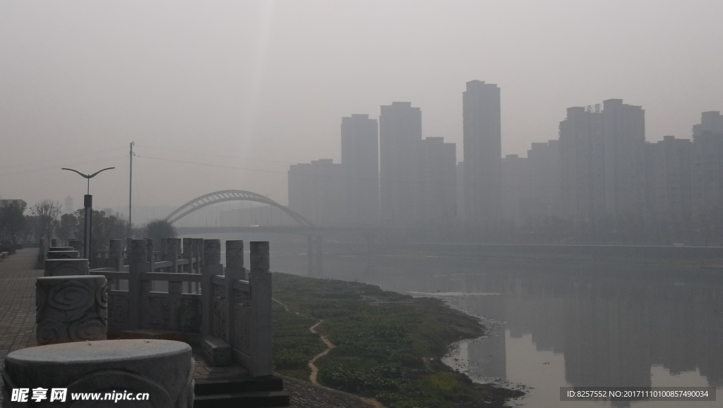大雾下的县城住宅小区