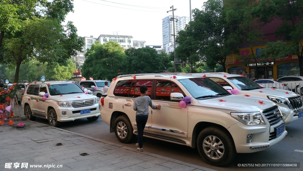 统一车型颜色的婚礼车队