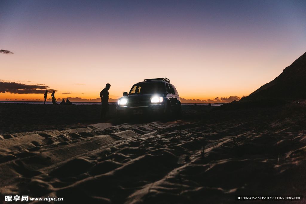 夜色下的沙滩美景