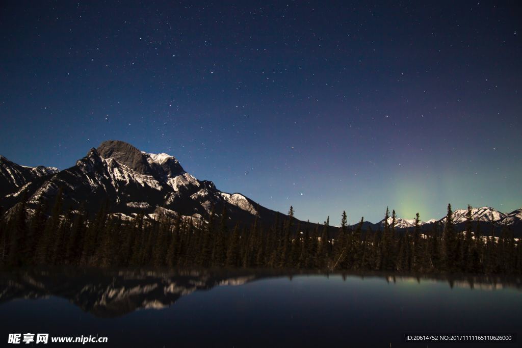 夜色下的湖泊美景