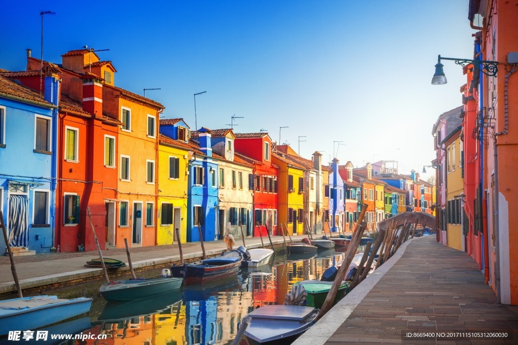 意大利彩色房子船只水上通道